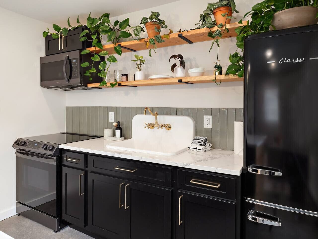 Frigorifero, microonde, forno, piano cottura