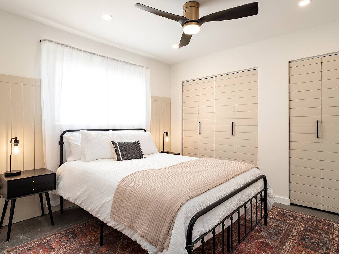 Silitysrauta/-lauta, vauvan matkasänky, Wi-Fi, vuodevaatteet