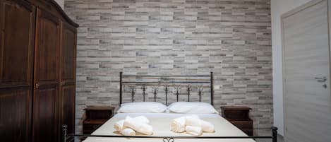 Iron/ironing board, bed sheets