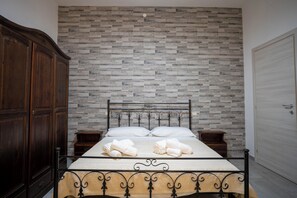 Iron/ironing board, bed sheets - Casa Dea - One Bedroom House, Sleeps 3 (San Vero Milis)