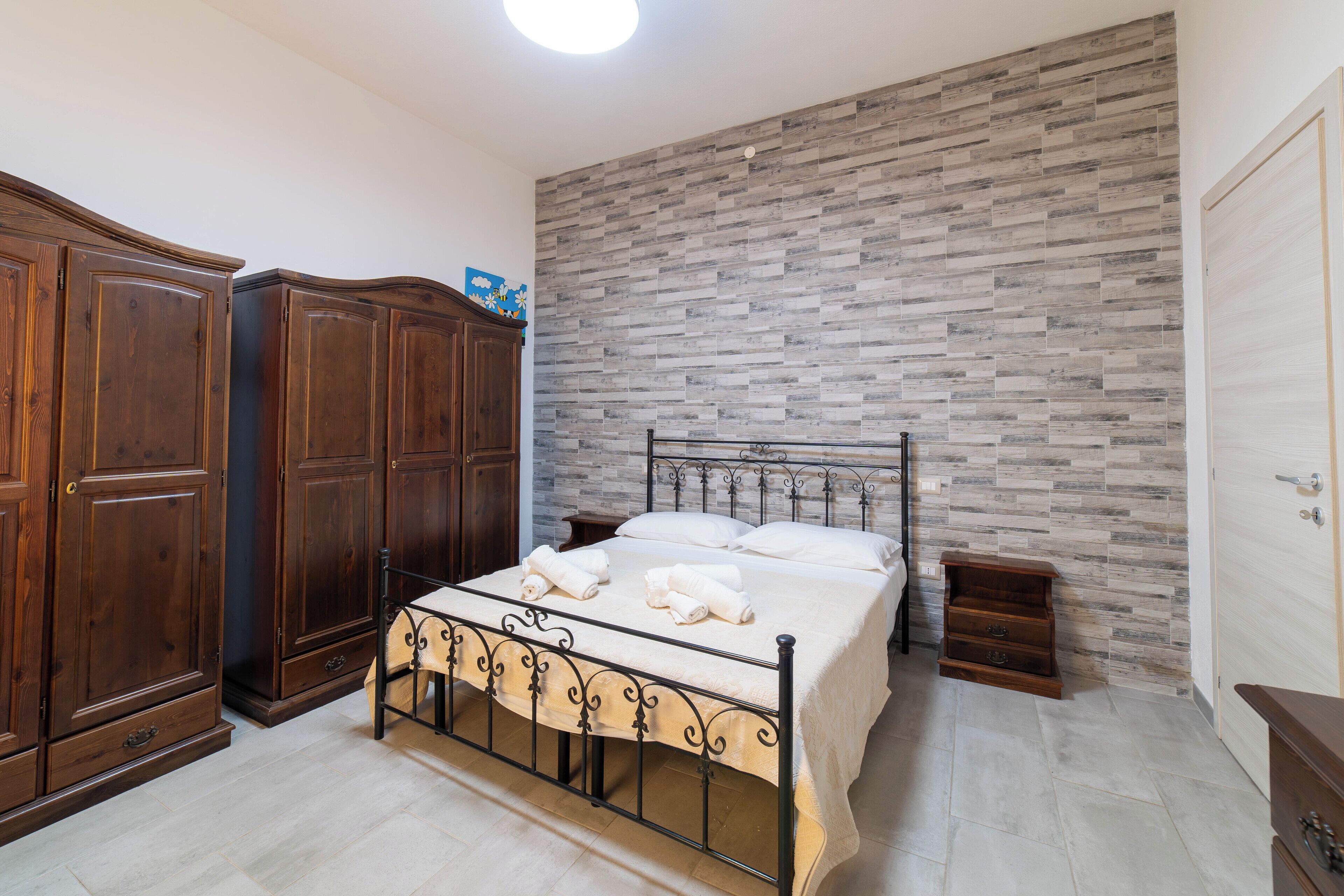 Iron/ironing board, bed sheets