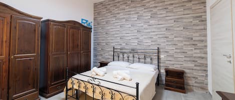 Iron/ironing board, bed sheets