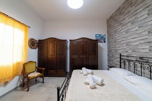 Tabla de planchar con plancha y ropa de cama 