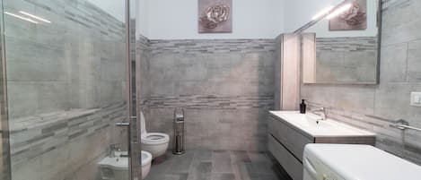 Dusche, Haartrockner, Bidet, Handtücher