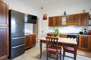 Fridge, microwave, oven, stovetop - Casa Dea - One Bedroom House, Sleeps 3 (San Vero Milis)