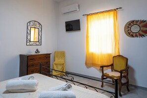 Tabla de planchar con plancha y ropa de cama 