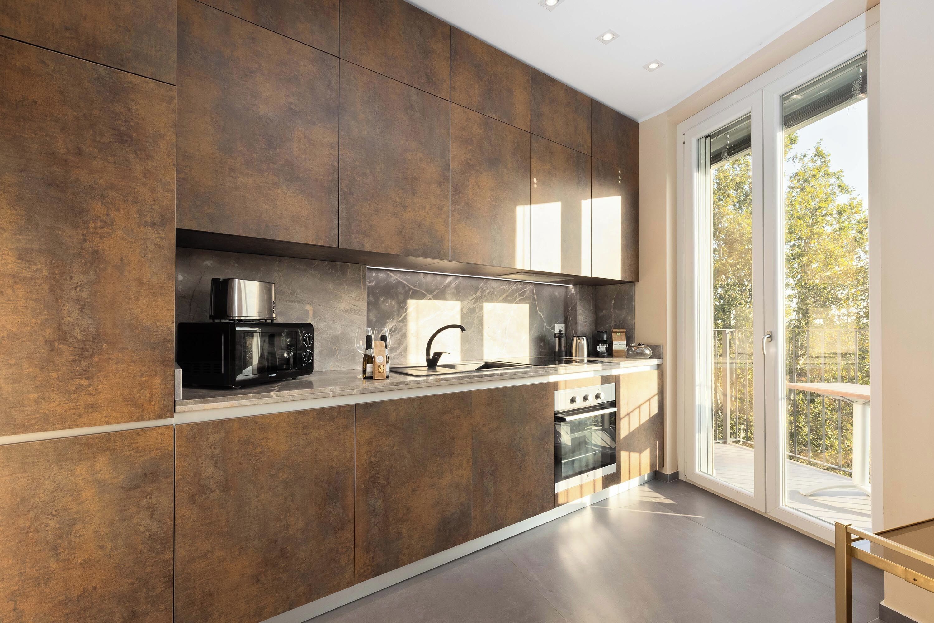 Kühlschrank, Herdplatte, Geschirrspüler, Kochgeschirr/Geschirr/Besteck