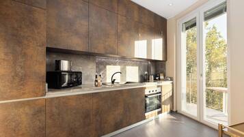 Kühlschrank, Herdplatte, Geschirrspüler, Kochgeschirr/Geschirr/Besteck