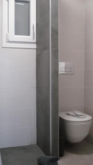 Shower, hair dryer, slippers, towels - Heliopetra Sea View Studios (Heromylos)