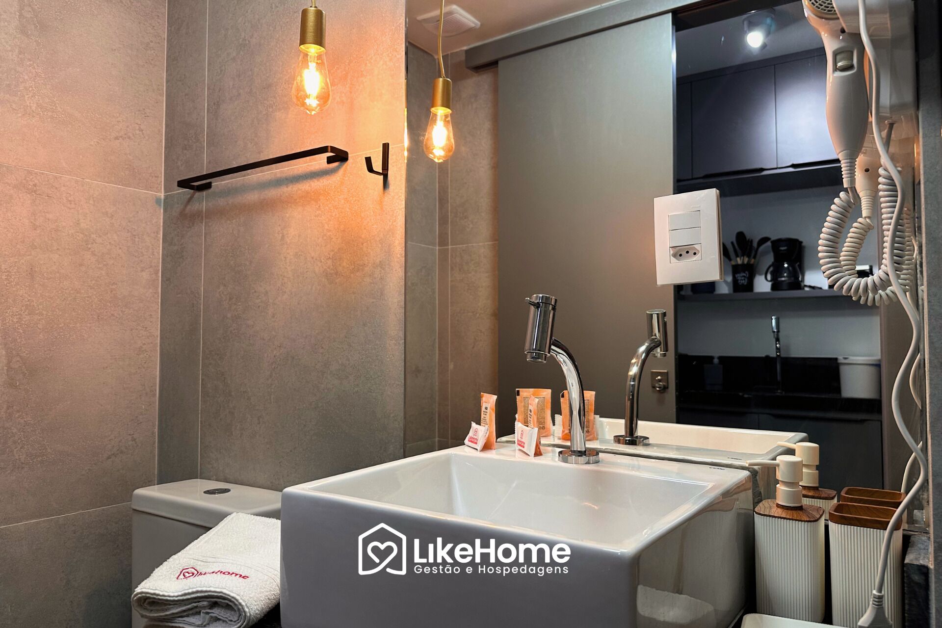 Eenvoudige studio | Badkamer | Een douche, gratis toiletartikelen, handdoeken, zeep