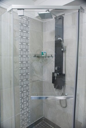Hair dryer, towels, soap, toilet paper - Chalet Paradis & Spa - Nature, relaxation and privacy (Chertsey)