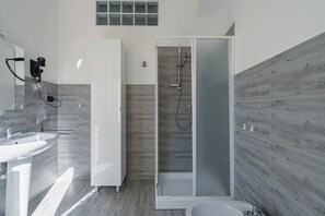 Double or Twin Room, City View | Bathroom - CENTRALE BOLOGNA (Bologna)