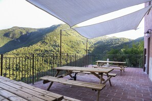 Outdoor dining - House in the medieval village Castelletta 700 mt height in the park Gola della Rossa (Castelletta)