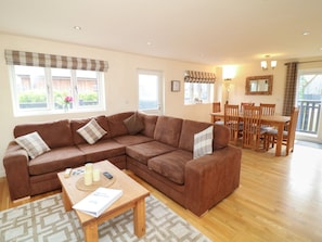 Living area - James Ville Marina Lodge 7 (Brigg)