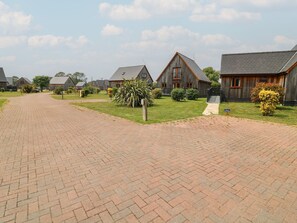 Property grounds - James Ville Marina Lodge 7 (Brigg)