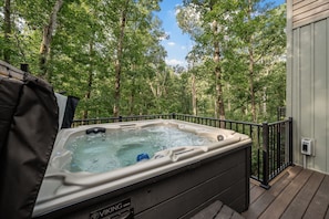 Outdoor spa tub - NEW - Treehouse - Dogwood (Jonesburg)