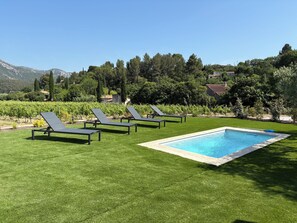 Outdoor pool - L'ADRIJU between vineyards and hills (Roquevaire)