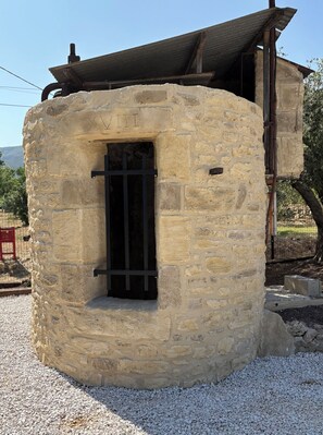 Exterior detail - L'ADRIJU between vineyards and hills (Roquevaire)