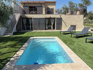 Outdoor pool - L'ADRIJU between vineyards and hills (Roquevaire)