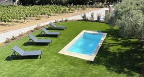 Outdoor pool - L'ADRIJU between vineyards and hills (Roquevaire)