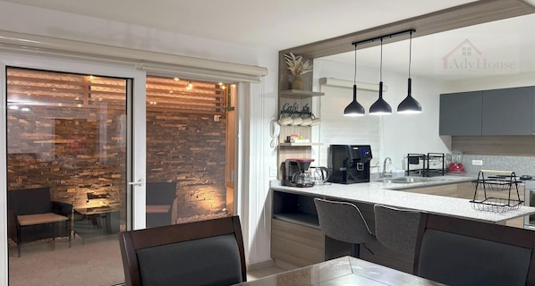 Réfrigérateur, four à micro-ondes, un four, surface de cuisson