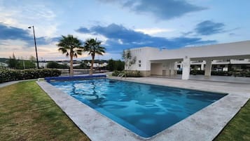 Una piscina al aire libre