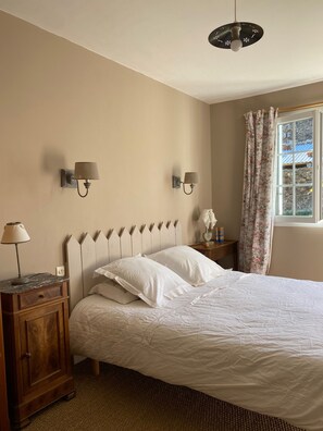 Strykjärn/strykbräda, wi-fi och sängkläder