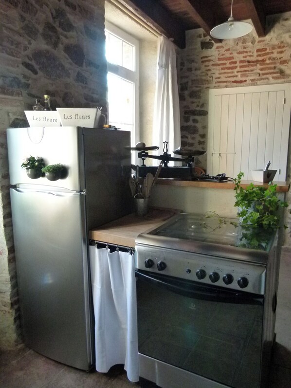 Microwave, oven, stovetop, dishwasher - La Petite Maison 4 pers. Cholet Puy du Fou, Countryside, Swimming pool, Pond, Forest (Cholet)