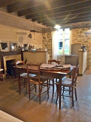 Dining - La Petite Maison 4 pers. Cholet Puy du Fou, Countryside, Swimming pool, Pond, Forest (Cholet)