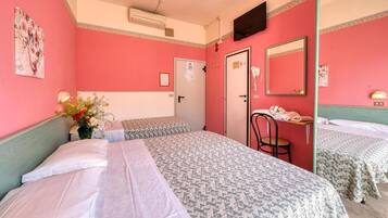 Una scrivania, ferro/asse da stiro, Wi-Fi gratuito