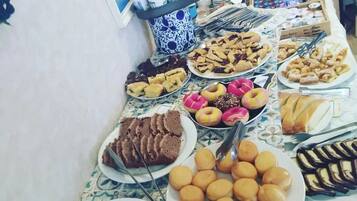 Basic-Doppel- oder -Zweibettzimmer, Balkon, eingeschränkter Meerblick | Speisen