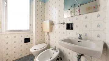 Douche, sĂšche-cheveux, serviettes fournies, savon