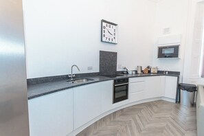 Fridge, microwave, oven, dishwasher - The Buckingham Suite Luxury 2 bedroom apartment (Plymouth)