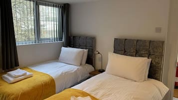 3 bedrooms, desk, iron/ironing board, travel cot