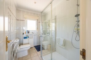 Shower, hair dryer, bidet, towels - Villa with sea views and pool in Dénia (Dénia)