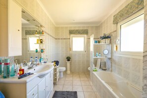 Shower, hair dryer, bidet, towels - Villa with sea views and pool in Dénia (Dénia)
