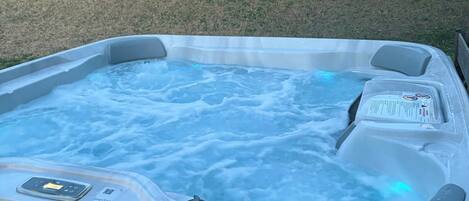 Tina de hidromasaje al aire libre