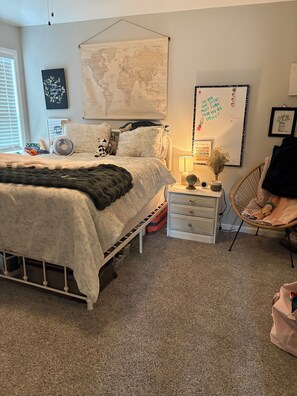 4 bedrooms, iron/ironing board, WiFi, bed sheets