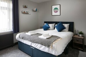 2 habitaciones, escritorio, tabla de planchar con plancha y wifi gratis