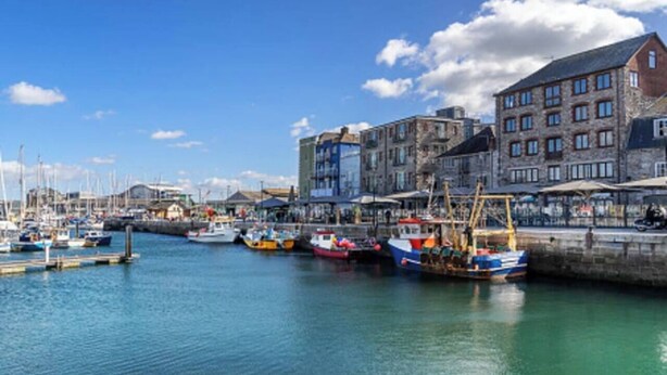 A harbor with boats docked, a stone building, and a clear sky. - Modern 2 bed Plymouth apartment with city views (Plymouth)
