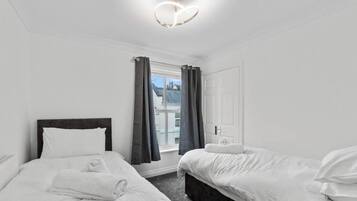 3 bedrooms, iron/ironing board, WiFi (free), bed sheets