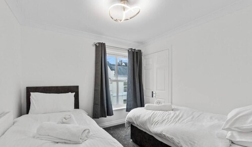 3 bed house close to Dockyard Plymouth contractors