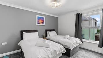 Tabla de planchar con plancha, wifi, ropa de cama