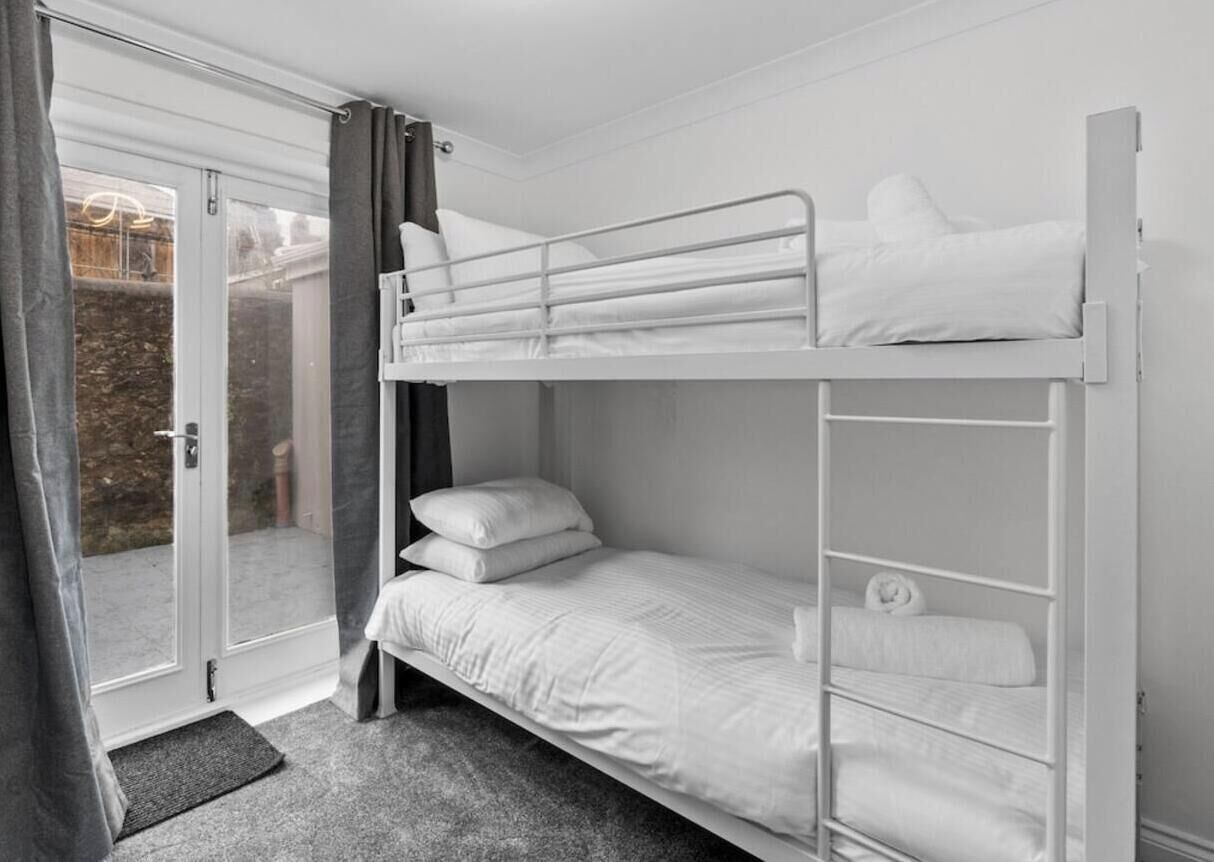3 bedrooms, iron/ironing board, WiFi (free), bed sheets