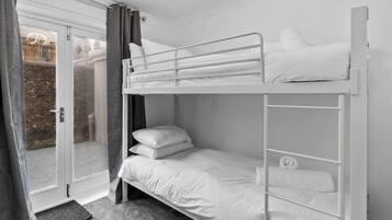 3 bedrooms, iron/ironing board, WiFi (free), bed sheets
