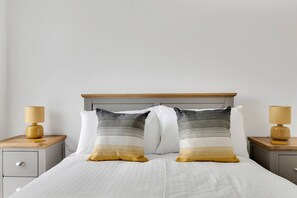 3 bedrooms, desk, iron/ironing board, WiFi (free)