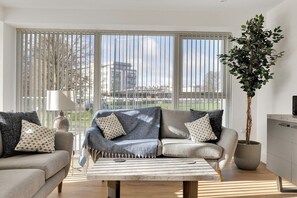 Living area - Luxury 3 bed apartment Mount Wise Plymouth parking (Plymouth)