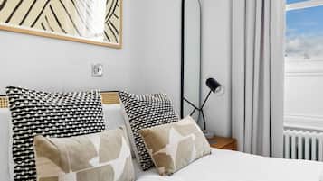 3 bedrooms, desk, iron/ironing board, WiFi (free)