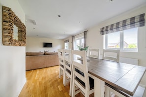 Cottage | Interior - James Ville Marina Lodge 13 (Brigg)