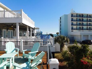 Terrace/patio - Remodeled 4 bed 3 bath with a whole outdoor covered living underneath the home (Myrtle Beach)